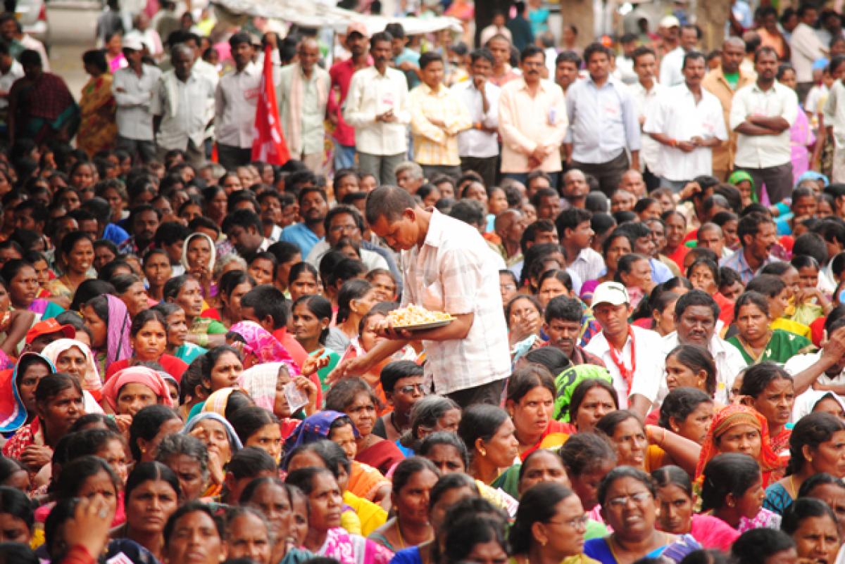 An activist distributing fruits to Telangana municipal employees who sat on a protest at Dharna Chowk near Indira Park in Hyderabad on Tuesday. They earlier took out a rally ‘Chalo Hyderabad’ from Sundarayya Vignana Kendram to Indira Park. Photo: Srinivas Setty